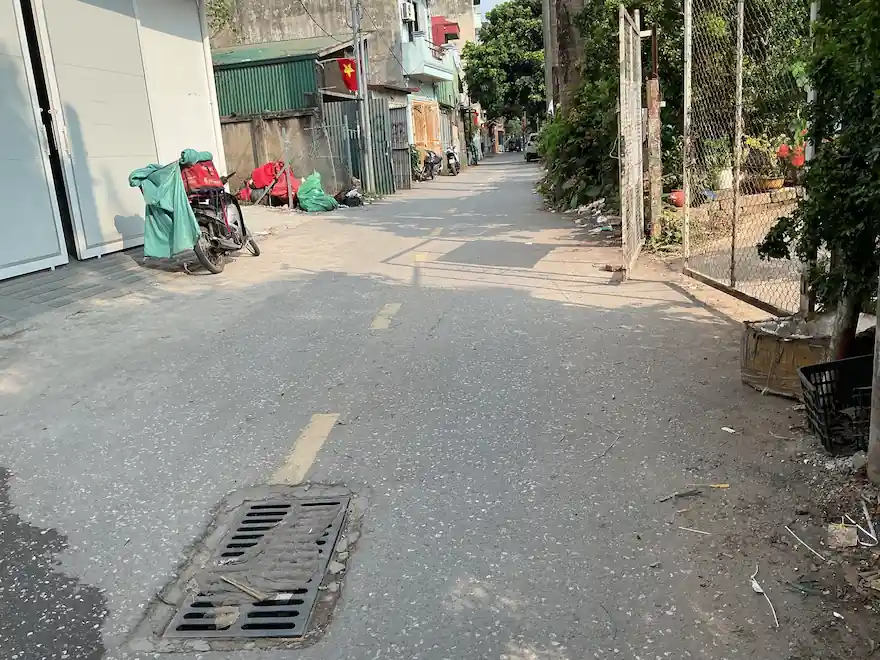 Đường trước nhà kho 200m2 Thúy Lĩnh xe tải 7 tấn đỗ cửa