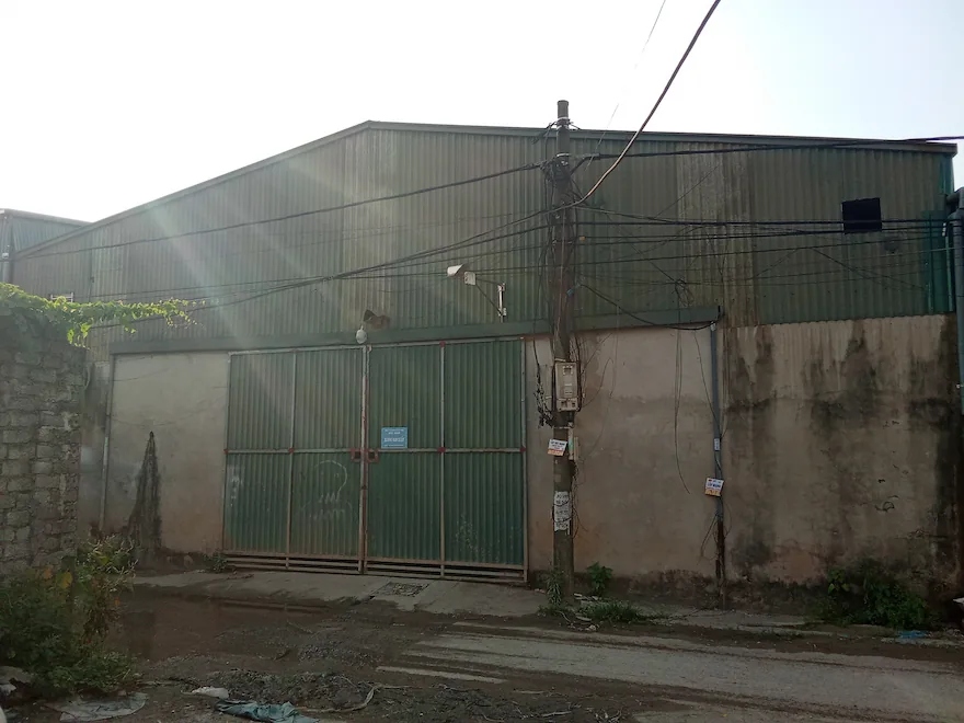 Bên ngoài kho xưởng 320m2 Đông Mỹ - Vạn Phúc cần cho thuê
