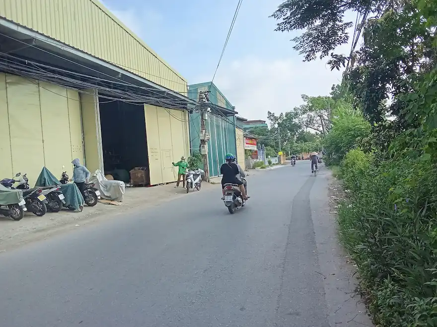 Đường rộng 12m, xe tải 10 tấn đỗ cửa trước nhà xưởng 1100m² Ninh Sở - Hồng Vân