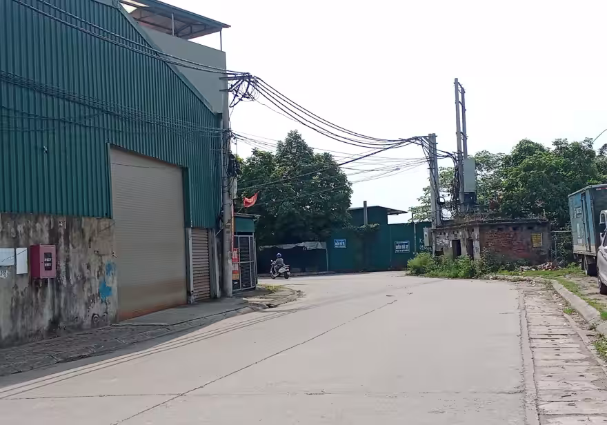 Đường trước nhà 9.8m xe container đỗ cửa kho xưởng 320m2 xã Nam Phù