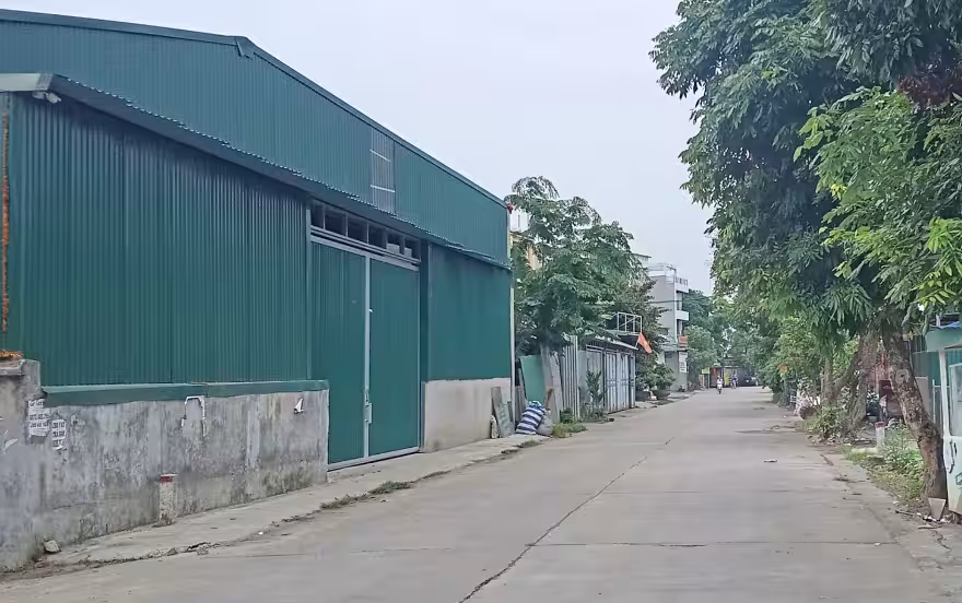 Mặt trước và đường đi của nhà xưởng 600m² xã Nam Phù