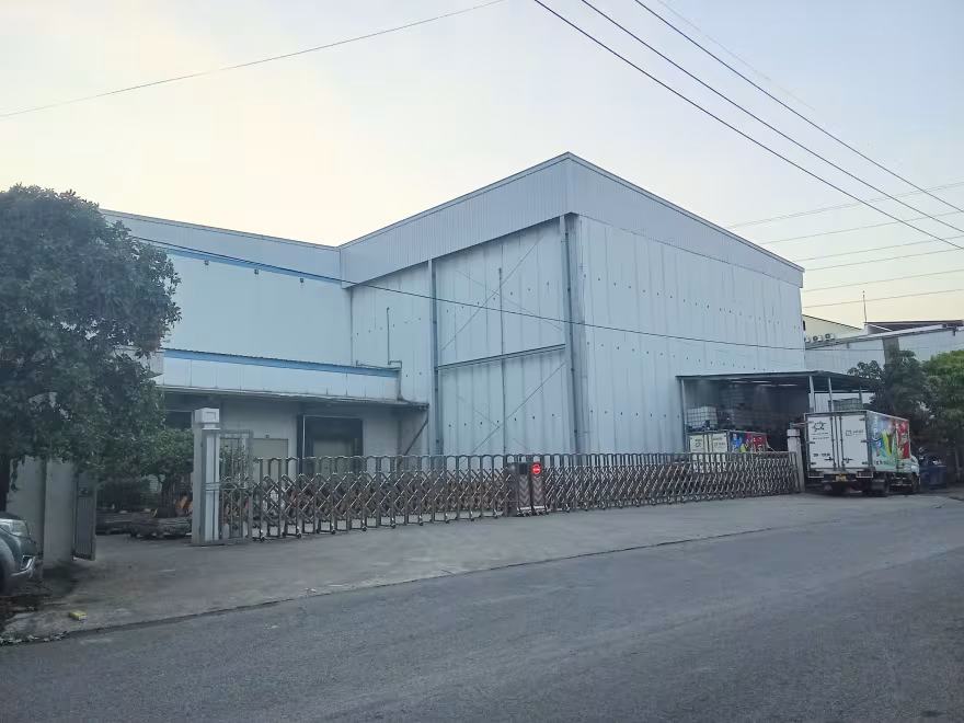 Cổng và mặt trước nhà xưởng 2.500m² KCN Quất Động - Hà Nội