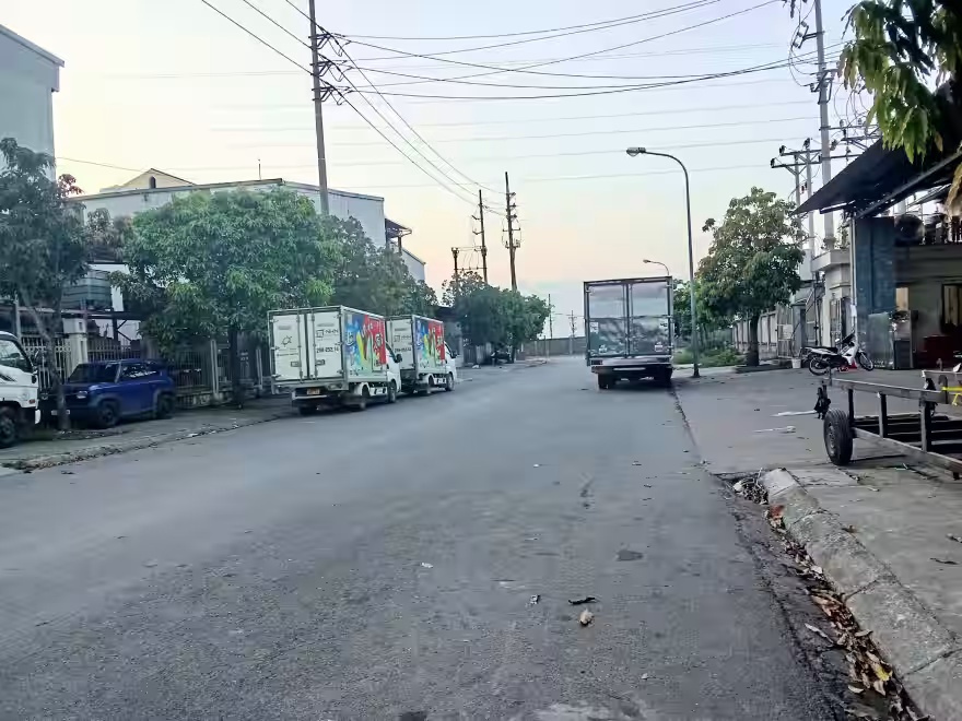 Đường trước nhà rộng 30m xe container đỗ cửa kho xưởng 2.500m² KCN Quất Động