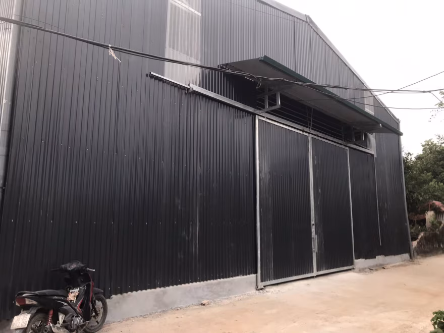 Mặt tiền bên ngoài nhà xưởng tại Thôn Hai xã Nam Phù