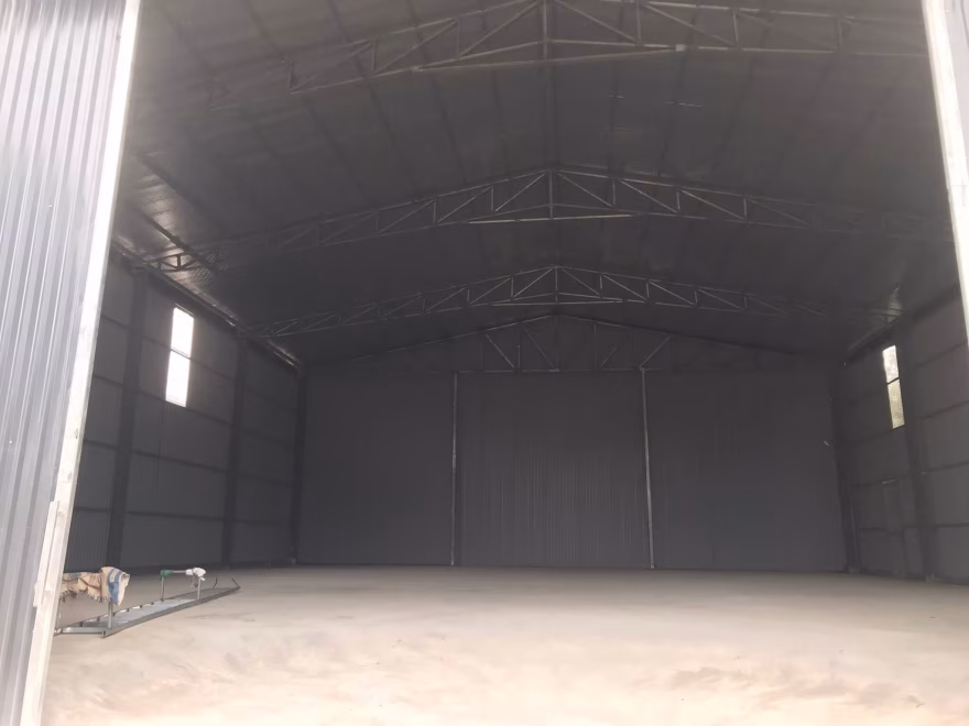 Toàn bộ không gian bên trong nhà xưởng tại Nam Phù rộng 360m2